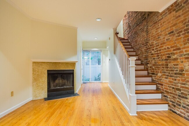 Building Photo - Beautiful 2 Bedroom, 2 Bathroom Historical Row Home