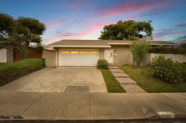 Building Photo - 536 W Hillsdale Blvd