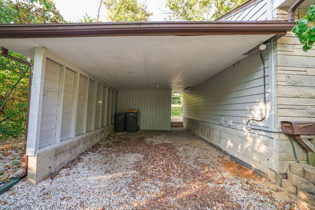 Building Photo - 2536 E 8th St