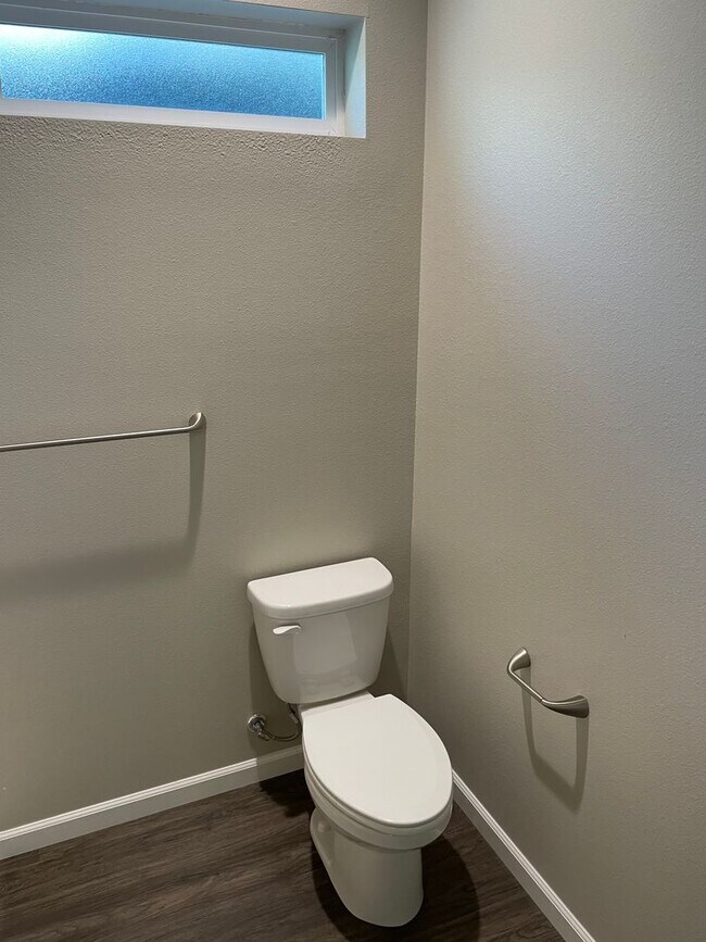 Building Photo - 485 E 6th St