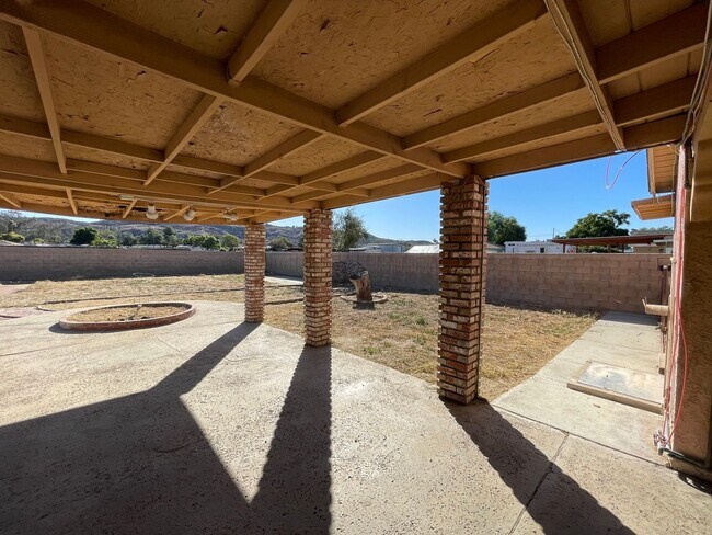 Building Photo - Four Bedroom Two Bathroom Home in Hemet!