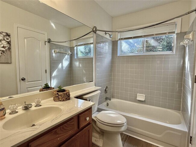 Building Photo - 3267 Summit Glen Dr
