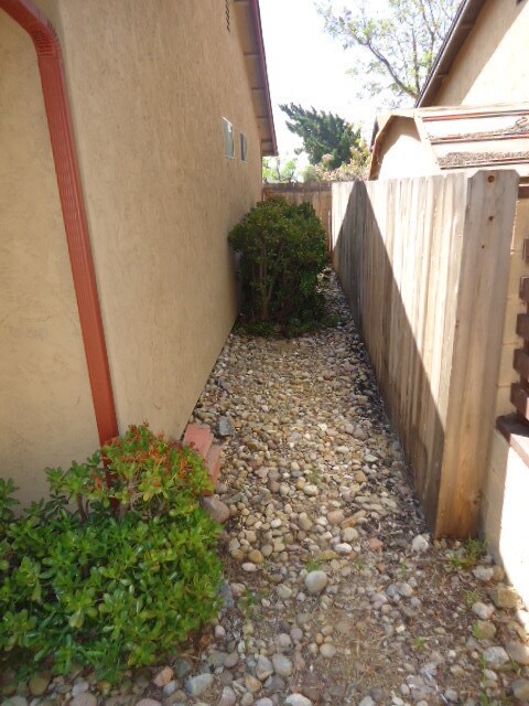 Building Photo - 3 Bedroom 2 Bathroom Single Story Home in ...