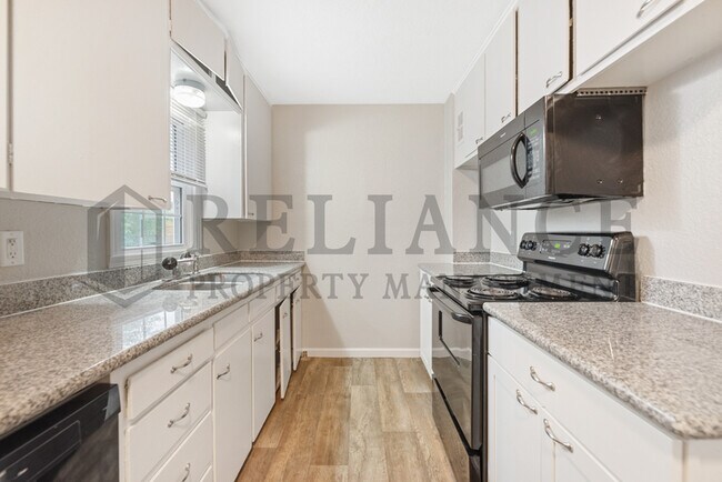 Building Photo - 726 S Bonn St