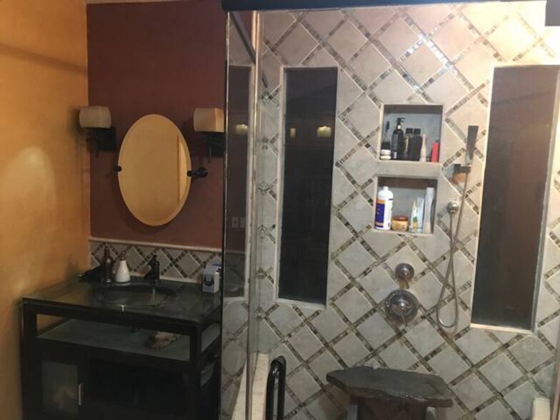 His and her sinks - 163 California Ave