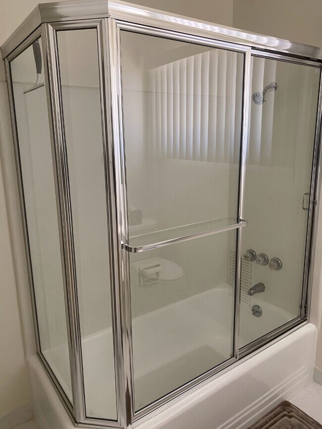 Building Photo - 333 W 33rd St