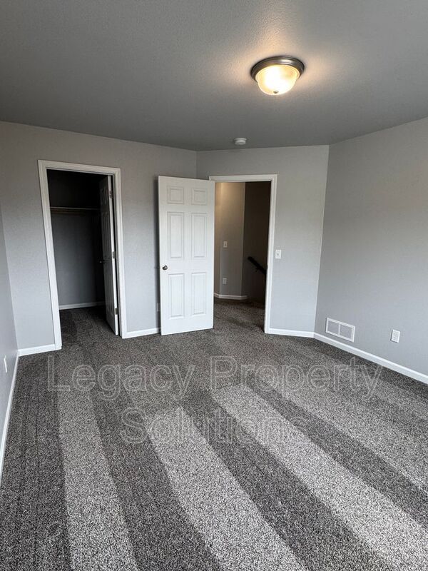 Building Photo - 719 Hillcrest Dr SE