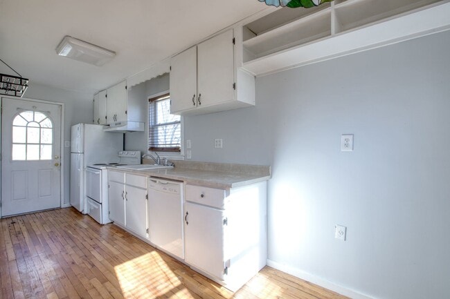 Building Photo - 3 Bedroom Single Family Rental - Fenced in yard