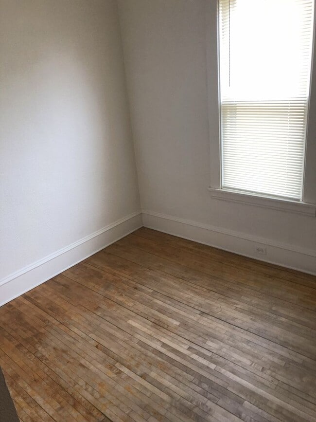Building Photo - Minneapolis Duplex for Rent