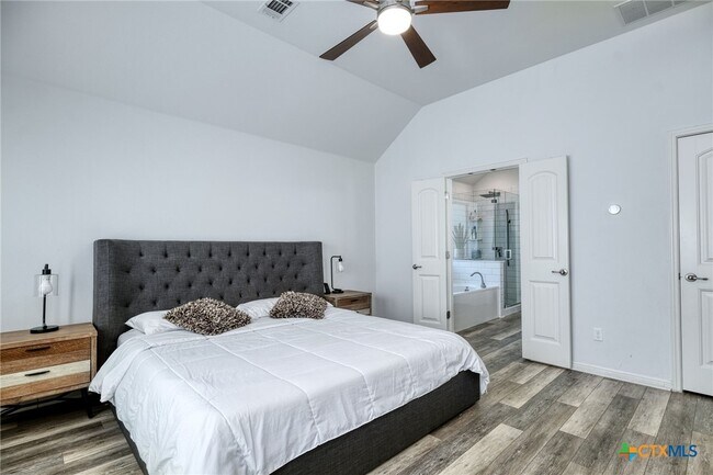 Building Photo - 4362 Green Tree Dr