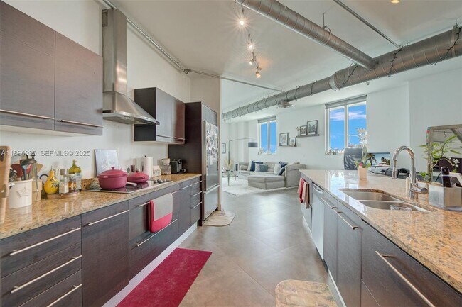 Building Photo - 700 NE 25th St