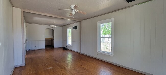 Building Photo - 2 Bedroom 1 Bath Home