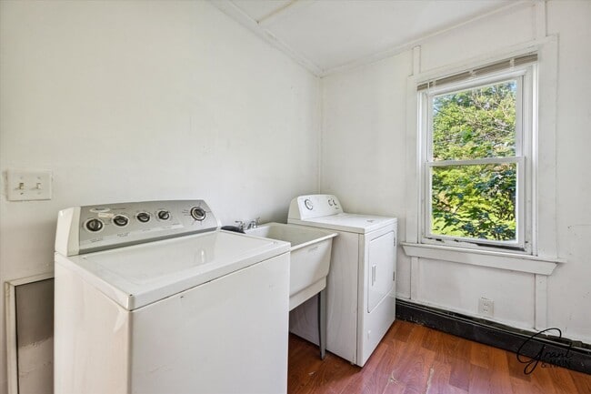 Building Photo - $1,200/month - 2 Bed 1 Bath in Roseville