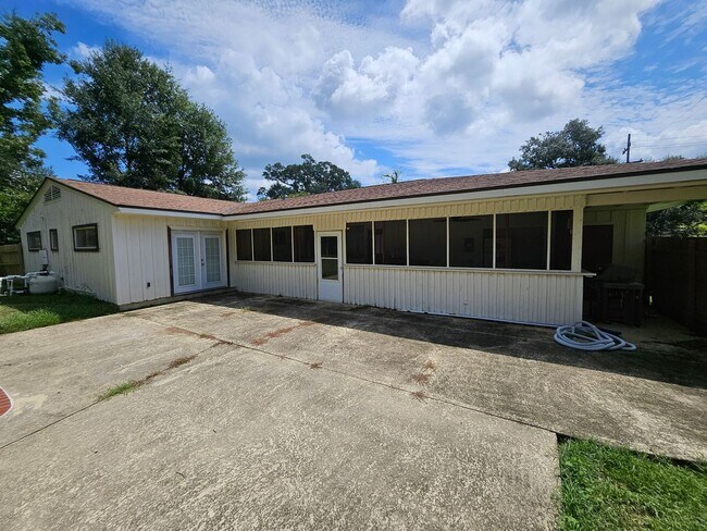 Building Photo - 403 S Texas St