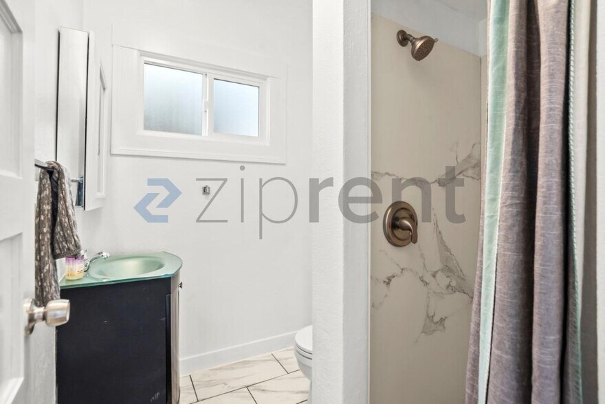 Building Photo - Unit 377