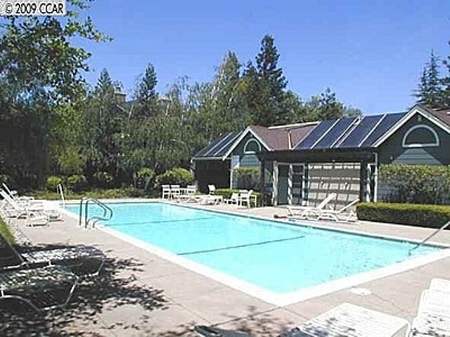 Building Photo - Spacious Modern Townhouse in the Desirable...