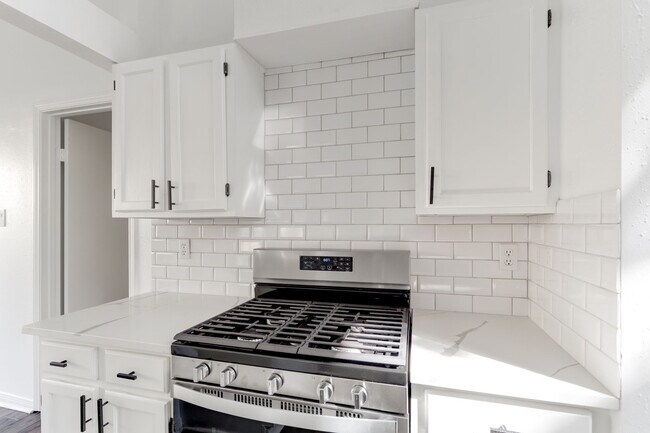 Kitchen Stove - 18326 Autumn Trails Ln