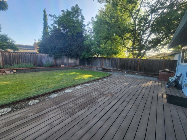 Building Photo - 1733 Carnation Cir