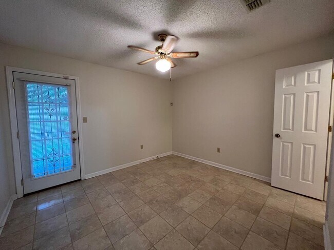 Building Photo - 2231 Treeo Ln