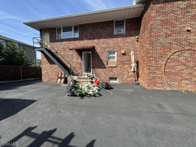 Building Photo - 12 E 10th St