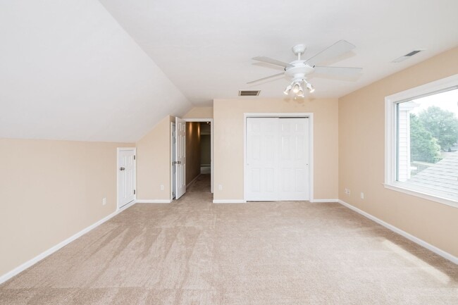 Building Photo - 5 Bedroom, 2.5 Bath Home for Rent in Salem Woods