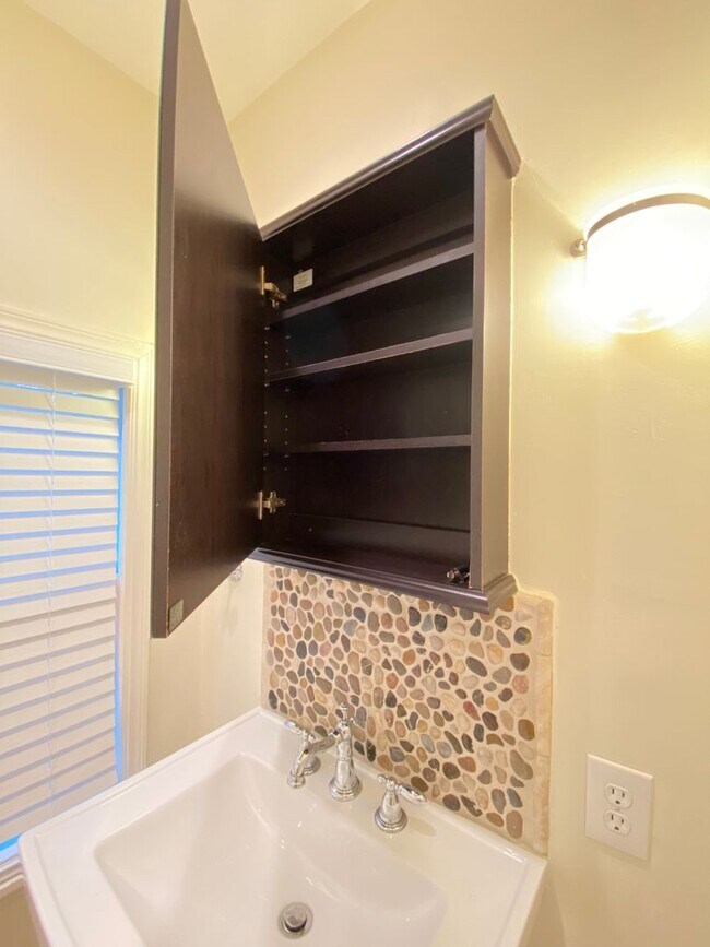 Building Photo - 2 Bedroom 2 Bathroom plus Bonus Room with ALL Appliances Included