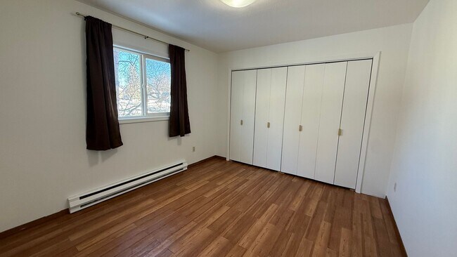 Building Photo - A quaint (2) Bed, (1) Bath unit with mountain views!