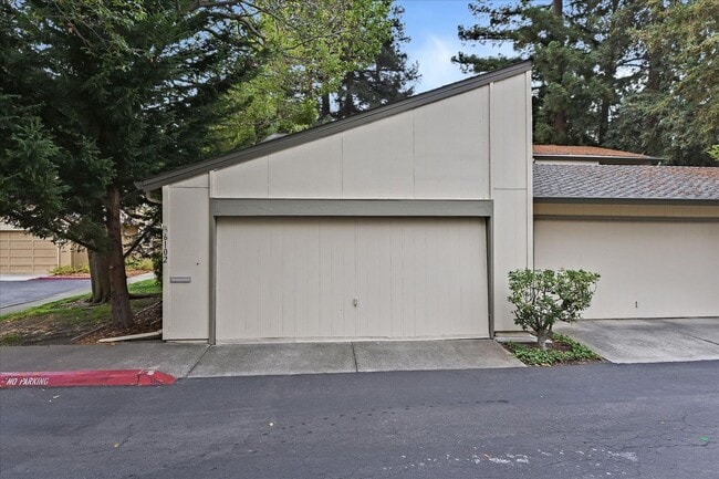 Primary Photo - Fantastic 2-Bed, 2-Bath Townhouse with Pri...