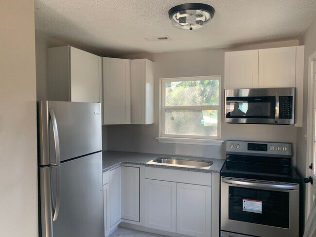 Building Photo - Small Executive Home in Downtown Raleigh