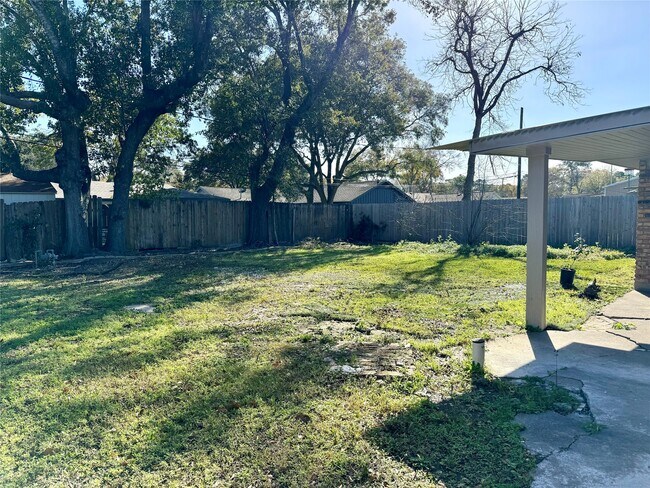 Building Photo - 1710 Longhorn Dr