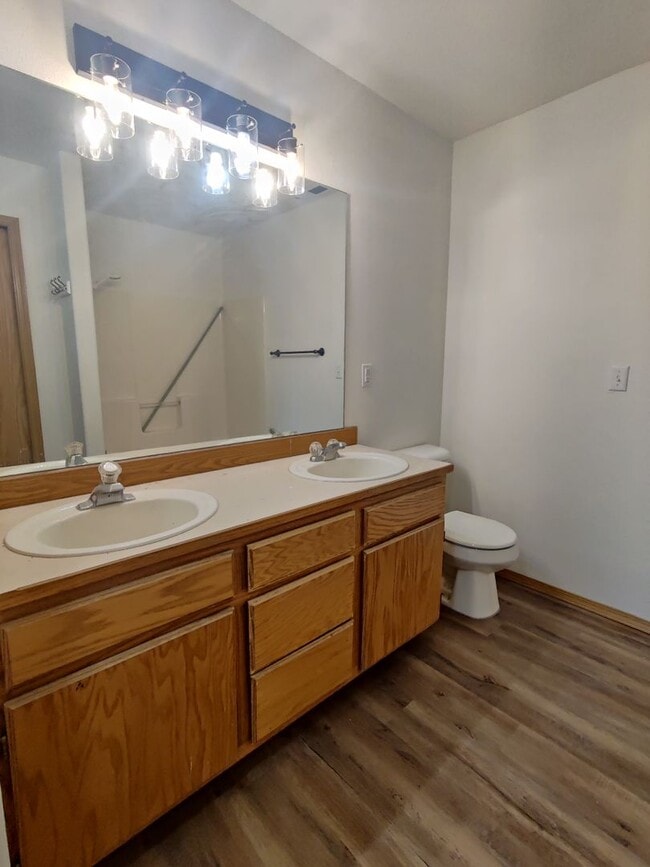 Building Photo - Great South Kennewick location close to fr...