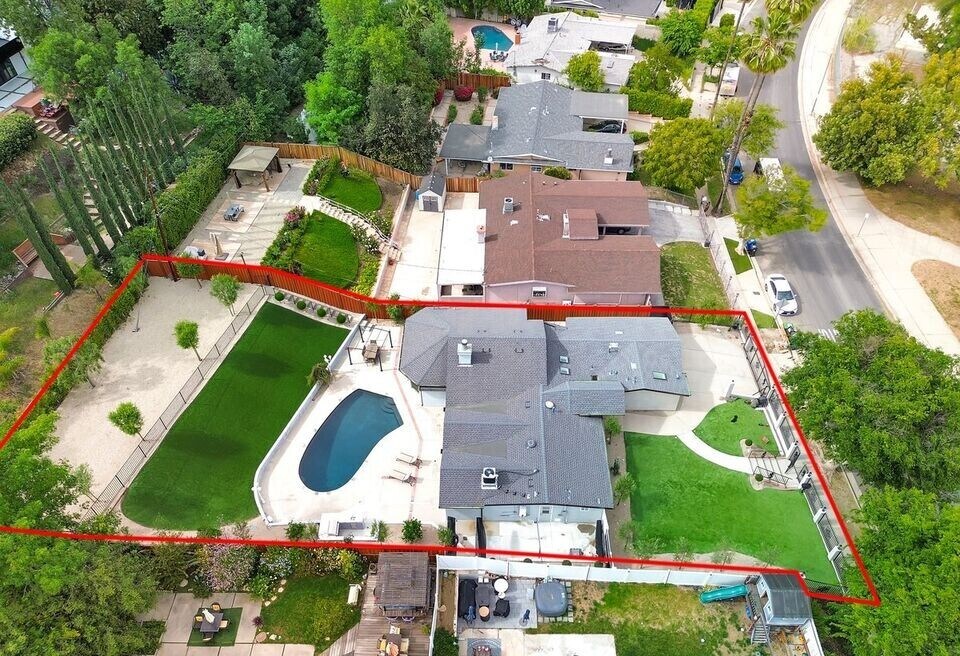 Building Photo - 5717 Oso Ave