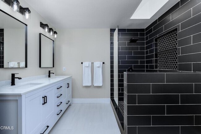 Building Photo - 1125 Stoneybrook Ln