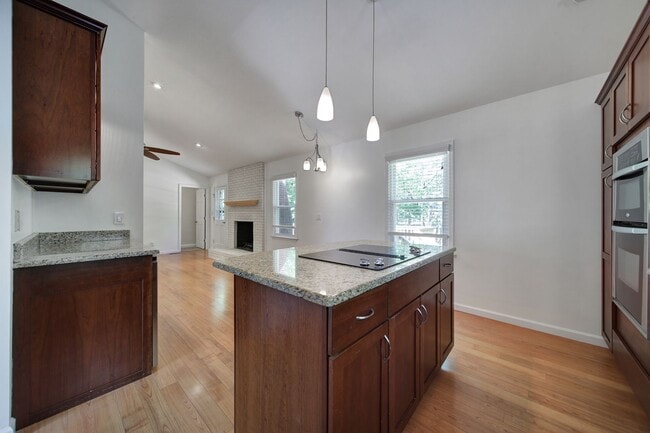 Building Photo - Charming Matthews Home for Rent!
