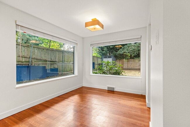 Building Photo - 3 bedroom 1.75 bath House