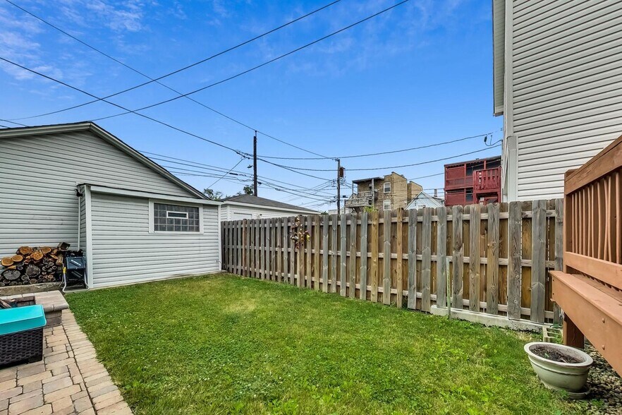 Building Photo - 3618 W Dickens Ave