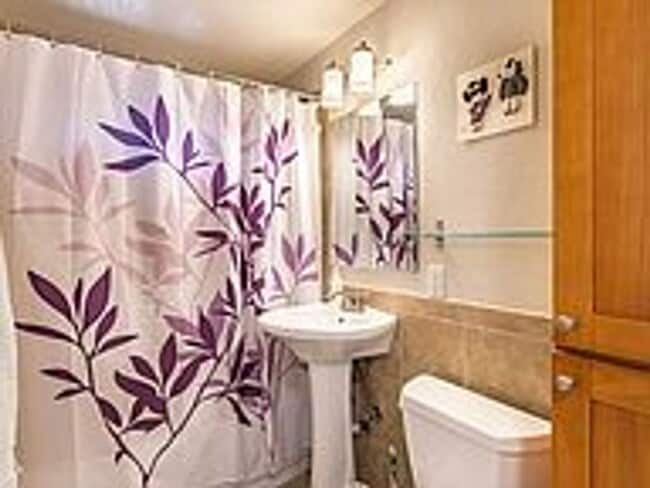 Building Photo - Tastefully Updated 3bd 1 bath home with la...
