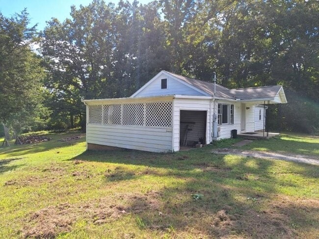 Building Photo - Knoxville 37914 - 3 bedroom, 1 bath home -...