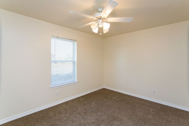 Building Photo - Spacious 2 Bedroom Home!