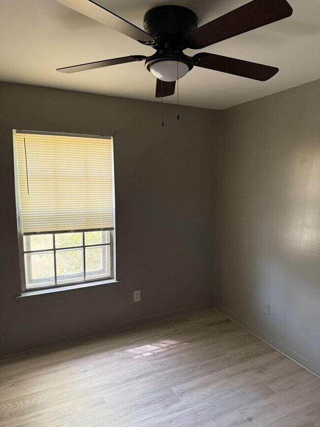 Building Photo - 3 Bed 2 Bath - Nice House in South Jackson on McDowell