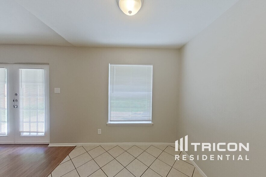 Building Photo - 2507 Arapaho Dr