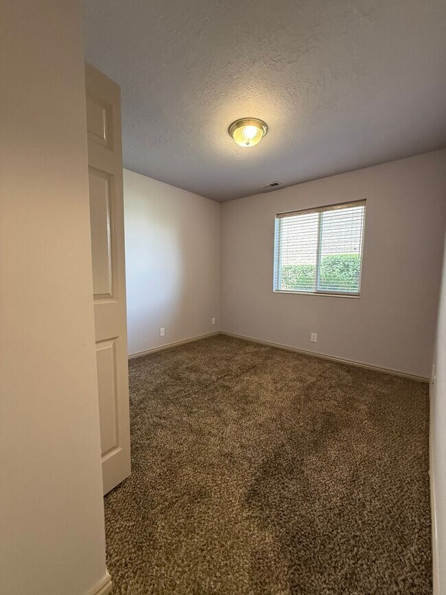 Building Photo - 370 W 4900 S