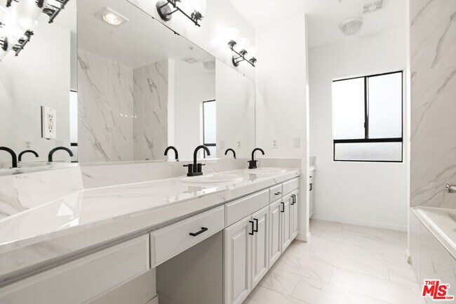 Building Photo - 1059 S Sherbourne Dr