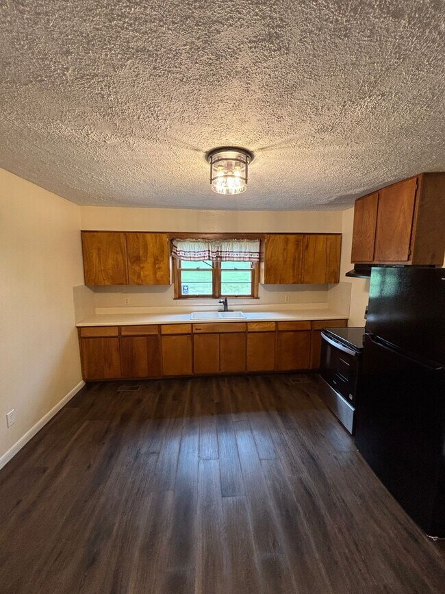 Building Photo - Newly Remodeled rancher in Halls