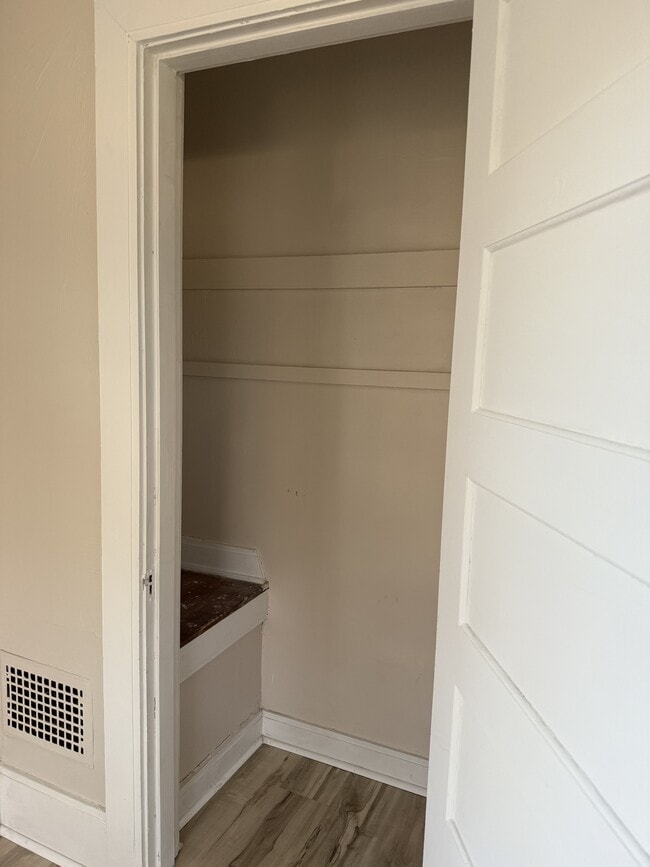 Building Photo - 543 Grafton Ave