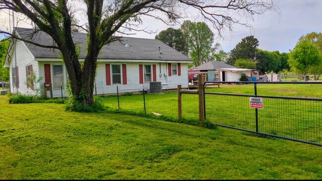 Building Photo - 210 Tatertown Rd
