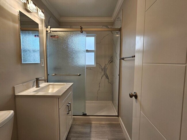 Building Photo - Updated Top Floor 2 Bedroom/1 Bathroom Apa...