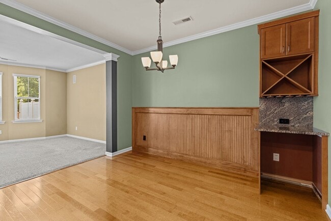 Building Photo - Gorgeous 3 Bedroom Townhome w/ Premium Finishes & Amenities - Pet Friendly!