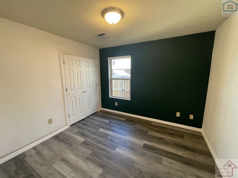 Building Photo - 4416 SW Hickory Ln