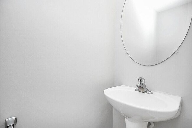 Building Photo - 2BD/2.5BA End Unit Townhome in Blakeney Greens!